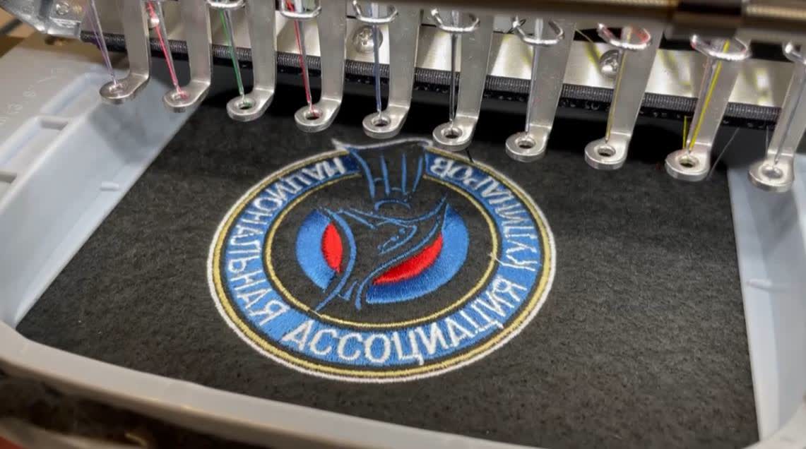Вышивка шеврона на промышленной машине в нашем цехе