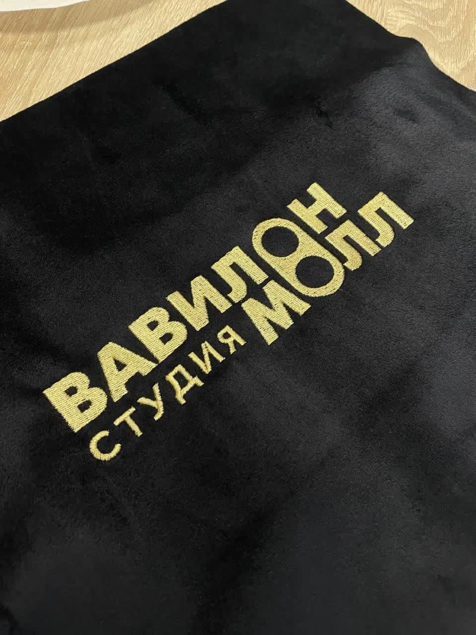 Логотип, вышитый золотой нитью на текстиле